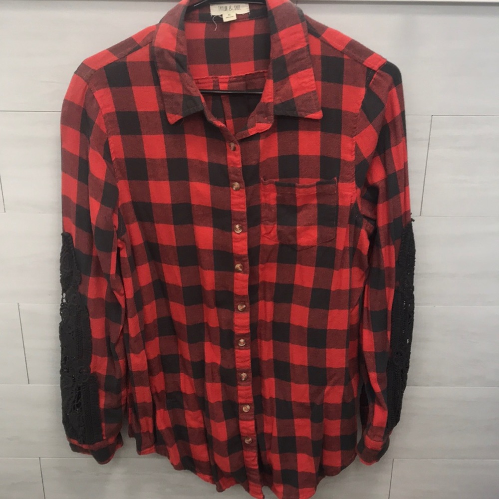 Flannel with lace appliqué on sleeves